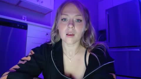 Snapshot of sneakyalicek chatting on 11.17.25 sneakyalicek online show from 11.17.25