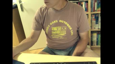 Snapshot of sneaxfreund chatting on 09.17.25 sneaxfreund online show from 09.17.25