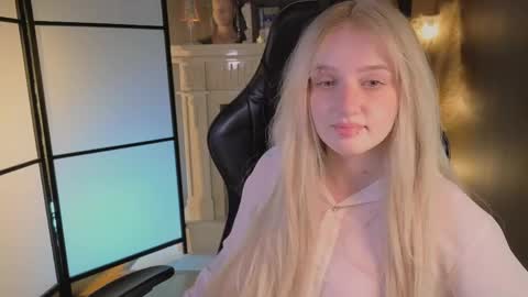 Snapshot of snowflakeskitty chatting on 06.07.26 Ellie online show from 06.07.26