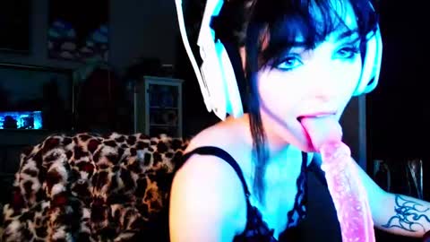 Snapshot of soakinginsaskya chatting on 10.21.25 Soaking Saskya online show from 10.21.25