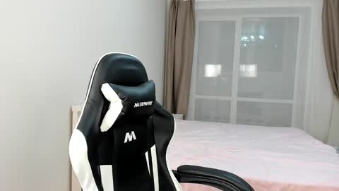 Snapshot of sofaris chatting on 12.26.24 Sophy online show from 12.26.24