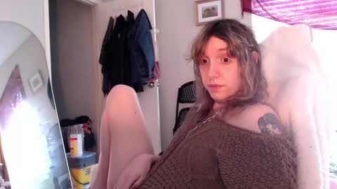 Snapshot of soffpurr chatting on 11.08.25 Lilytea online show from 11.08.25