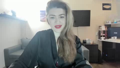 Snapshot of sofiabells chatting on 11.18.25 SofiaBells online show from 11.18.25