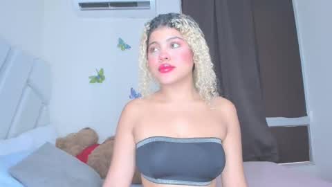 sofiacastillo01 online show from 04.17.26