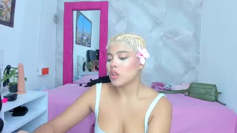 Snapshot of sofiacastillo01 chatting on 06.21.26 sofiacastillo01 online show from 06.21.26