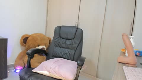 SOFIA independent model  online show from 01.28.25