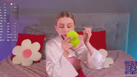 Snapshot of soft_babe chatting on 06.16.26 Milisa online show from 06.16.26