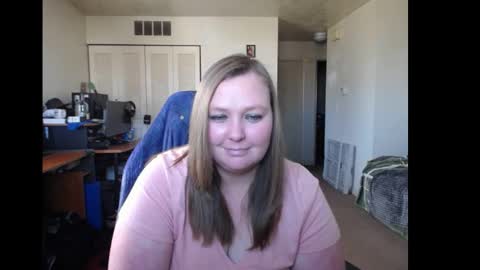 Snapshot of softerpeaches chatting on 03.11.25 Rose online show from 03.11.25