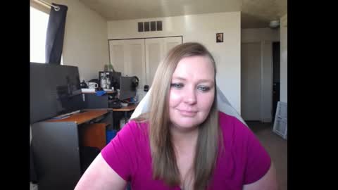 Snapshot of softerpeaches chatting on 03.12.25 Rose online show from 03.12.25