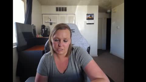 Snapshot of softerpeaches chatting on 09.11.25 Rose online show from 09.11.25