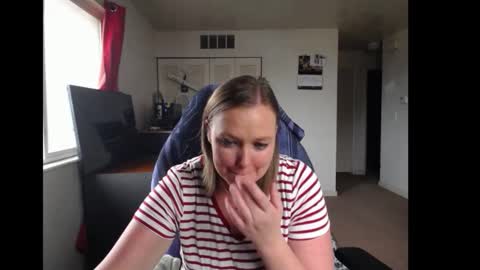 Snapshot of softerpeaches chatting on 11.18.25 Rose online show from 11.18.25