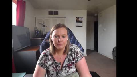 Snapshot of softerpeaches chatting on 11.20.25 Rose online show from 11.20.25