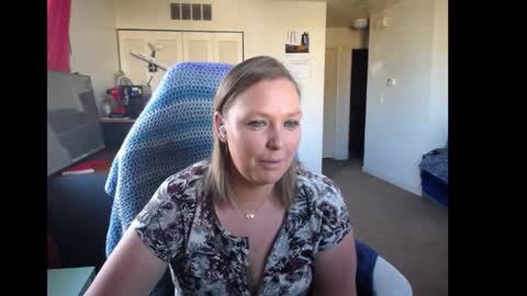 Snapshot of softerpeaches chatting on 12.15.25 Rose online show from 12.15.25