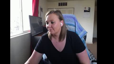 Snapshot of softerpeaches chatting on 01.05.26 Rose online show from 01.05.26