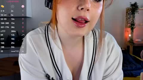 Snapshot of sofy_benson chatting on 05.08.26 Sofy online show from 05.08.26