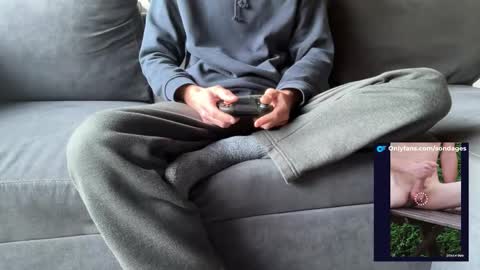 Snapshot of sondages chatting on 12.22.25 Sondages online show from 12.22.25