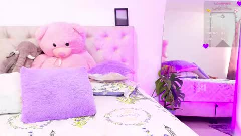 Snapshot of soofikiss chatting on 10.28.25 sofi online show from 10.28.25