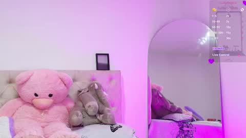 Snapshot of soofikiss chatting on 12.18.25 sofi online show from 12.18.25