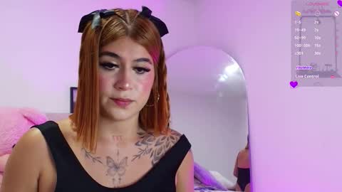 Snapshot of soofikiss chatting on 12.19.25 sofi online show from 12.19.25