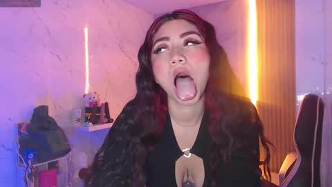 Snapshot of sophia_tf chatting on 12.17.25 Sophia online show from 12.17.25