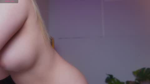 Snapshot of sophialaxx chatting on 06.25.26 Sophia online show from 06.25.26