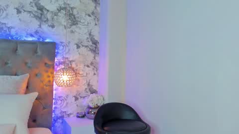 Snapshot of sophidavis chatting on 01.07.25 Sophi online show from 01.07.25