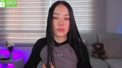 Snapshot of sophie_bbs chatting on 12.01.25 Sophie online show from 12.01.25