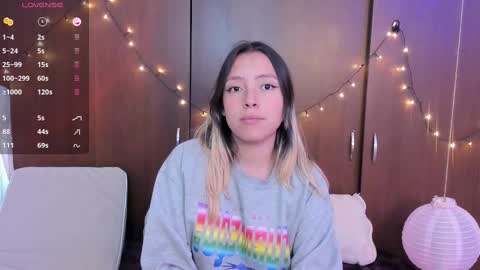 Snapshot of sophie_demoiselle chatting on 09.18.25                       online show from 09.18.25