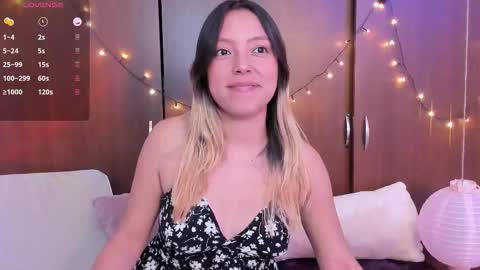 Snapshot of sophie_demoiselle chatting on 09.23.25                       online show from 09.23.25