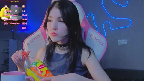 Snapshot of sophie_nomenal_ chatting on 12.17.25 sophie_nomenal_ online show from 12.17.25