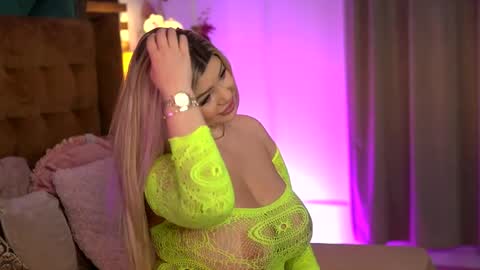 Snapshot of sophieboobsx chatting on 05.15.26 Sophie online show from 05.15.26