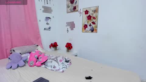 Snapshot of sophieewoods chatting on 12.17.24 Sophie Woods online show from 12.17.24