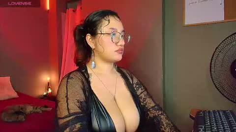 Snapshot of sophiejuicy_ chatting on 12.21.25 sophiejuicy_ online show from 12.21.25
