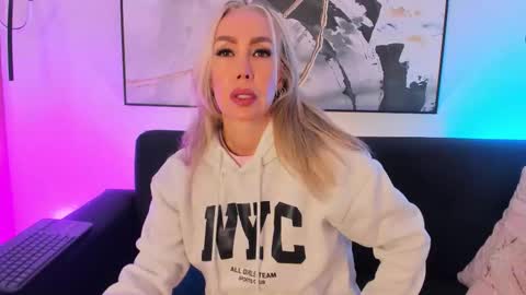 Snapshot of sophimariin chatting on 03.05.26 Sophi online show from 03.05.26