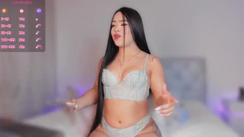 Snapshot of sophy_champagne chatting on 02.10.25 sophy  online show from 02.10.25