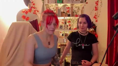 Snapshot of sova_energy chatting on 11.12.25 Leah online show from 11.12.25