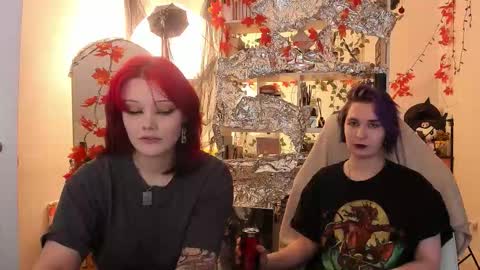 Snapshot of sova_energy chatting on 11.28.25 Leah online show from 11.28.25