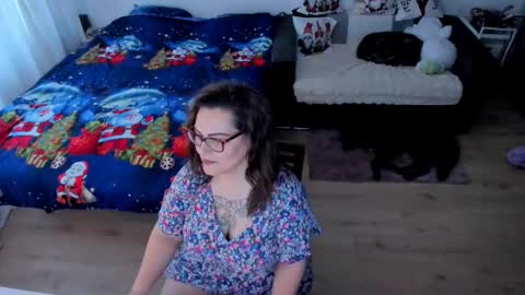 Snapshot of squirt_kimmm chatting on 12.04.25 Kim online show from 12.04.25