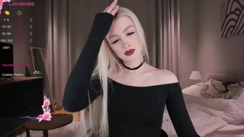 Snapshot of ssashagarter chatting on 11.20.25 Alexandra online show from 11.20.25