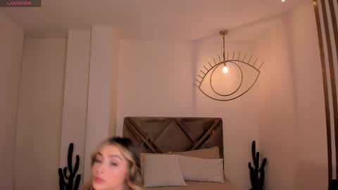 Stacy Woods online show from 05.04.26