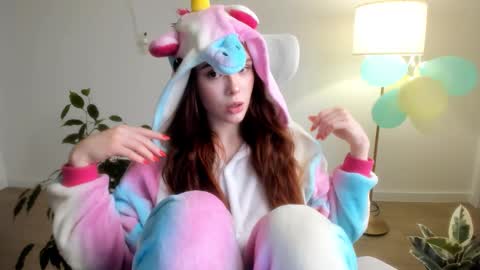 Snapshot of stacyluxxe chatting on 12.20.25 Stacy online show from 12.20.25