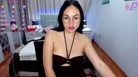 Snapshot of stefanawinter chatting on 08.04.26 StefanaWinter online show from 08.04.26