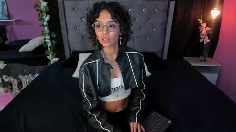 Snapshot of stefania_paz chatting on 03.10.25 Stefania online show from 03.10.25