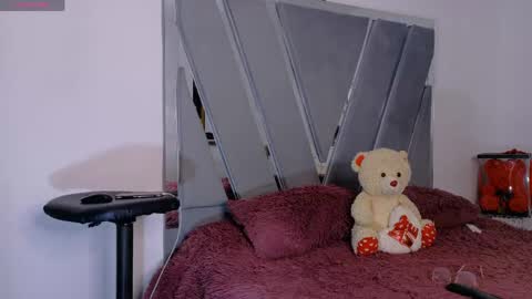 Snapshot of stefannym chatting on 04.25.26 Stefy Milf online show from 04.25.26