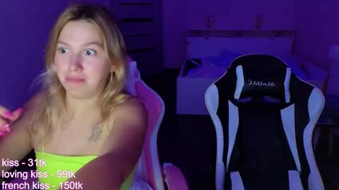 Snapshot of stefany_and_bettany chatting on 09.27.25 stefany_and_bettany online show from 09.27.25