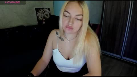 Snapshot of stella__cox chatting on 09.13.25 Stella Cox online show from 09.13.25