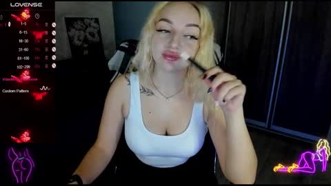 Snapshot of stella__cox chatting on 09.18.25 Stella Cox online show from 09.18.25