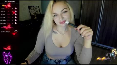 Snapshot of stella__cox chatting on 09.20.25 Stella Cox online show from 09.20.25