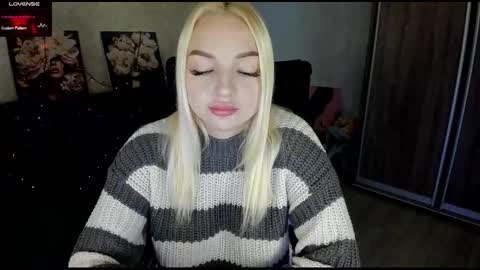 Snapshot of stella__cox chatting on 10.23.25 Stella Cox online show from 10.23.25
