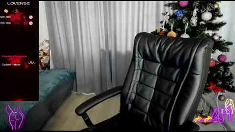 Snapshot of stella__cox chatting on 11.30.25 Stella Cox online show from 11.30.25